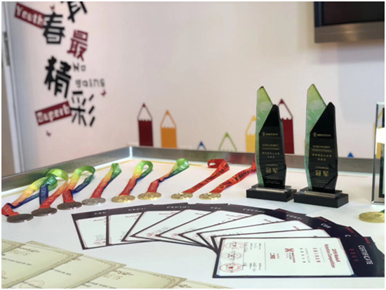 廈門(mén)檳榔小學(xué)在“世界機(jī)器人大賽”奪冠，點(diǎn)燃青少年科技?jí)粝?/></p><p>記者了解到，社團(tuán)成員都要經(jīng)過(guò)層層選拔?！懊總€(gè)隊(duì)員都是經(jīng)過(guò)層層選拔加入到社團(tuán)中來(lái)的，基礎(chǔ)課程要很優(yōu)秀，孩子們有興趣，肯努力，這樣他們才會(huì)有更多的能力去學(xué)習(xí)更多的知識(shí)?！标愾敫嬖V記者，進(jìn)入龍貓社團(tuán)必須要考核，考核內(nèi)容包括邏輯思維分析、寫(xiě)作、奧數(shù)、觀察等，是一份綜合性較強(qiáng)的試題，而后進(jìn)行動(dòng)手實(shí)際搭建操作測(cè)試。</p><p>優(yōu)秀的成績(jī)除了基礎(chǔ)好，背后還凝聚了勤奮和汗水。社團(tuán)周一、周二、周三每天都要訓(xùn)練兩個(gè)小時(shí)，節(jié)假日也不放松。“學(xué)校很重視我們，給我們提供很好的硬件，我們平時(shí)都會(huì)在學(xué)校練很久，爸爸媽媽很支持我們，老師也會(huì)給我們很多幫助。”龍貓第三十四戰(zhàn)隊(duì)駱宥彭說(shuō)。像這次為了參加“世界機(jī)器人大賽”，參賽的所有隊(duì)員要集中訓(xùn)練，從6月16日到7月29日期間，隊(duì)員們除了比賽都在學(xué)習(xí)和訓(xùn)練，幾乎每天從早上8點(diǎn)半練到下午5點(diǎn)半，有時(shí)候大家中午都留在學(xué)校吃，家長(zhǎng)們給予了后勤保障工作，時(shí)常還送來(lái)水果、檸檬水等。</p><p><strong>邊比賽邊總結(jié)迅速提升整個(gè)團(tuán)隊(duì)實(shí)力</strong></p><p>為了建立這個(gè)項(xiàng)目，檳榔小學(xué)做了很多努力。學(xué)校立項(xiàng)后投入了不少資金支持這個(gè)項(xiàng)目，校領(lǐng)導(dǎo)說(shuō)：“引進(jìn)機(jī)器人項(xiàng)目，就是要給孩子們的學(xué)習(xí)提供更多的發(fā)展的空間;學(xué)校送老師外出學(xué)習(xí)，到北京、廣東等地考察國(guó)內(nèi)一線學(xué)校的課程設(shè)置，也是為了讓我們能更快的接觸最前沿的資訊?！庇浾吡私獾?，在機(jī)器人編程學(xué)習(xí)中，比賽是一個(gè)非常重要途徑?！拔覀兒芨屑?duì)手，因?yàn)楹芏嗉记珊蛣?chuàng)意是從比賽中學(xué)習(xí)來(lái)的。”龍貓第十九戰(zhàn)隊(duì)邱凌楓同學(xué)在去年的比賽中拿了二等獎(jiǎng)，在比賽中學(xué)習(xí)到不少知識(shí)。經(jīng)過(guò)一整年的刻苦的學(xué)習(xí)和訓(xùn)練，他與隊(duì)友范悠涵搭檔取得了MakeX 守護(hù)家園項(xiàng)目冠軍的好成績(jī)。</p><p style=