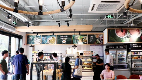 與小小體驗(yàn)員共度美好一天，央視《品牌故事》眼里的蘇寧小店