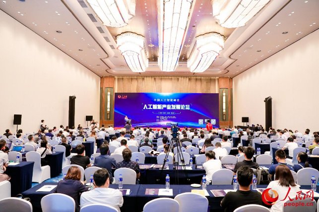 人民網(wǎng)人工智能產(chǎn)業(yè)發(fā)展高峰論壇廈門落幕 乂學教育- 松鼠AI合伙人梁靜談AI賦能產(chǎn)業(yè)升級