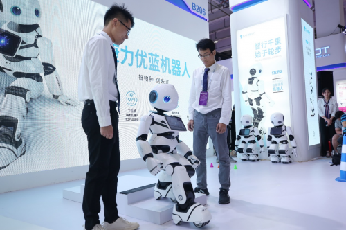 機(jī)器人“哪吒”初登場(chǎng)，康力優(yōu)藍(lán)優(yōu)家族驚艷世界機(jī)器人大會(huì)