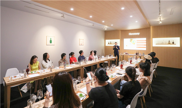 宋茜、周一圍助陣天貓超級(jí)品牌日，解碼軒尼詩(shī)254載匠心傳奇