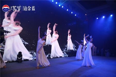 鉑金藍(lán)漢醬精心打磨“鉑金盛宴”，探味51度綿柔醬香五重芳華