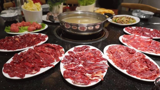 “潮?！被疱佊筒蜋C(jī)器人新店員，降本增效助力智慧經(jīng)營(yíng)