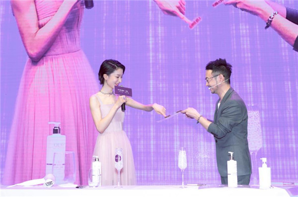 天貓小黑盒全球首發(fā)OLAY A醇身體乳，締造“精致到每一寸”的生活儀式感