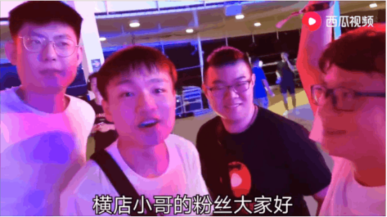 凌晨?jī)牲c(diǎn)的萬(wàn)盛街，流離失所的夢(mèng)想流浪