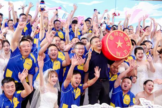德邦快遞首創(chuàng)“遞”媳證，送百對(duì)快遞員伉儷赴海外成婚