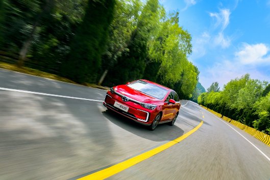 電動(dòng)汽車是否安全？全球首次三車雙重碰撞測(cè)試將給出答案