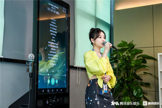 馮提莫發(fā)現某K歌神器，賴著酷狗總部不走了