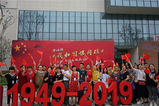 我和國(guó)旗同框，樂森機(jī)器人定格愛國(guó)主義的時(shí)代意蘊(yùn)