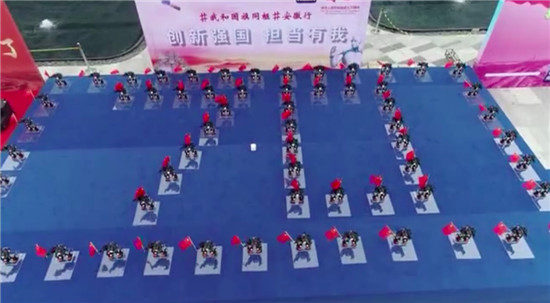我和國(guó)旗同框，樂森機(jī)器人定格愛國(guó)主義的時(shí)代意蘊(yùn)