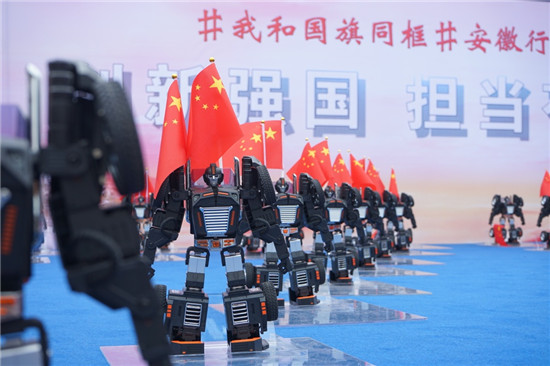 我和國(guó)旗同框，樂森機(jī)器人定格愛國(guó)主義的時(shí)代意蘊(yùn)