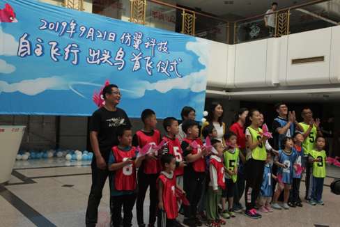 首款自主飛行撲翼機器鳥在北京中關村軟件園漢王大廈首飛