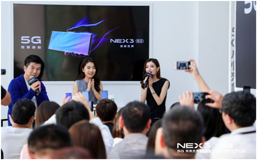 NEX 3 5G未來無界體驗館迎來蘇寧通訊公司副總裁張舞陽，與用戶共同探討5G