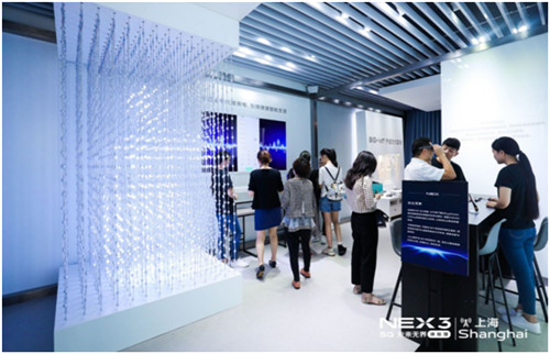 NEX 3 5G未來無界體驗館迎來蘇寧通訊公司副總裁張舞陽，與用戶共同探討5G