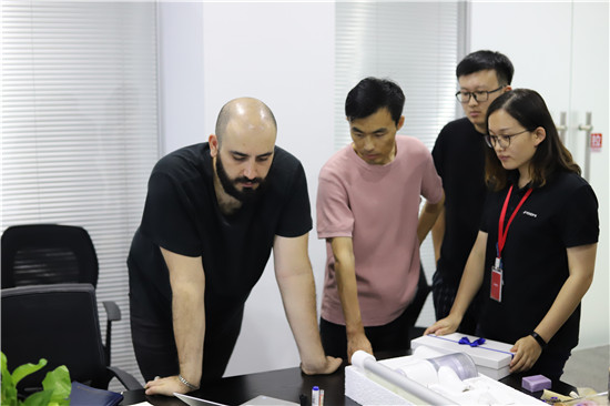 睿米攜手歐洲頂級(jí)設(shè)計(jì)師，賦予黑科技吸塵器浪漫色彩