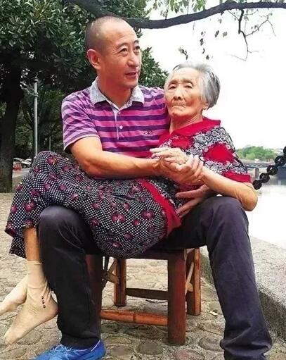 你養(yǎng)我長(zhǎng)大，我陪你變老