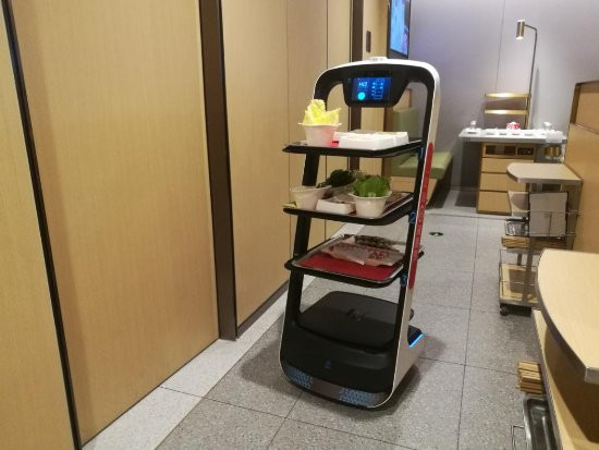 將科技元素做到極致,中國餐飲業(yè)用機(jī)器人突圍新時(shí)代