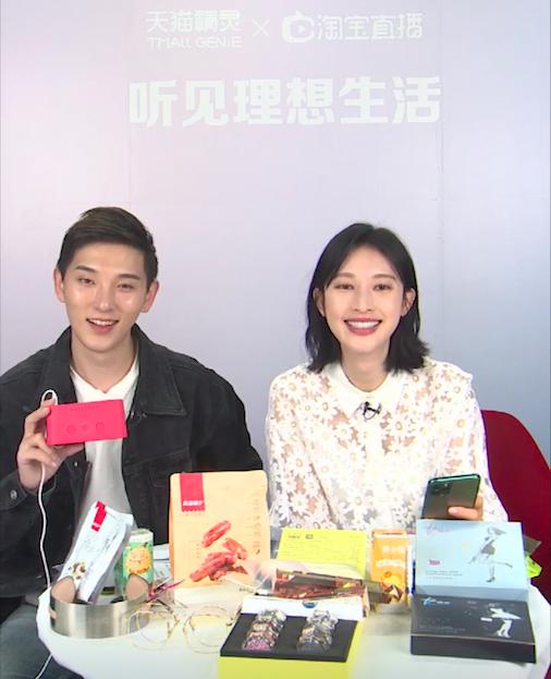 張儷直播“種草”QUEEN美妝鏡，吸引28萬人次圍觀，戲稱“不養(yǎng)寵物，養(yǎng)天貓精靈”