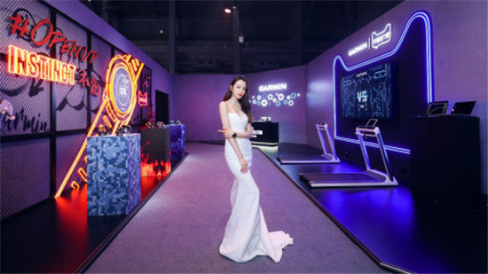 獨一有二，迪麗熱巴優(yōu)雅出席2019GARMIN佳明北京智能腕表新品發(fā)布會