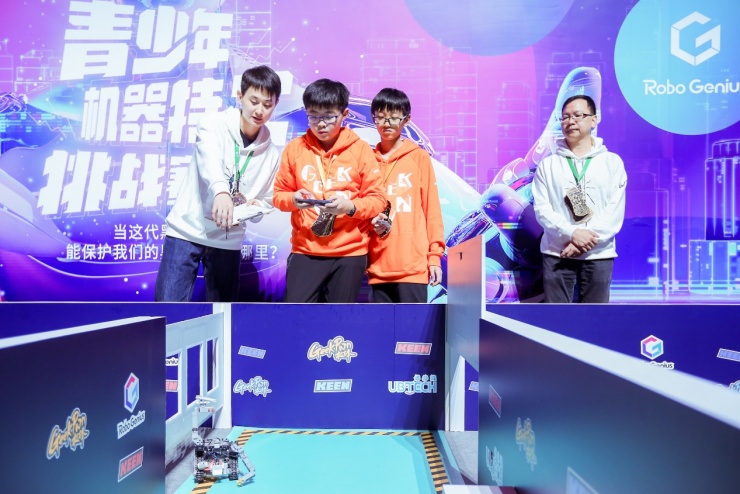 GeekPwn2019：機(jī)器人變身特工 背后操控者竟是00后？