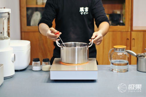 ACA北美電器高端電陶爐采用德國(guó)進(jìn)口爐芯，讓烹飪更健康