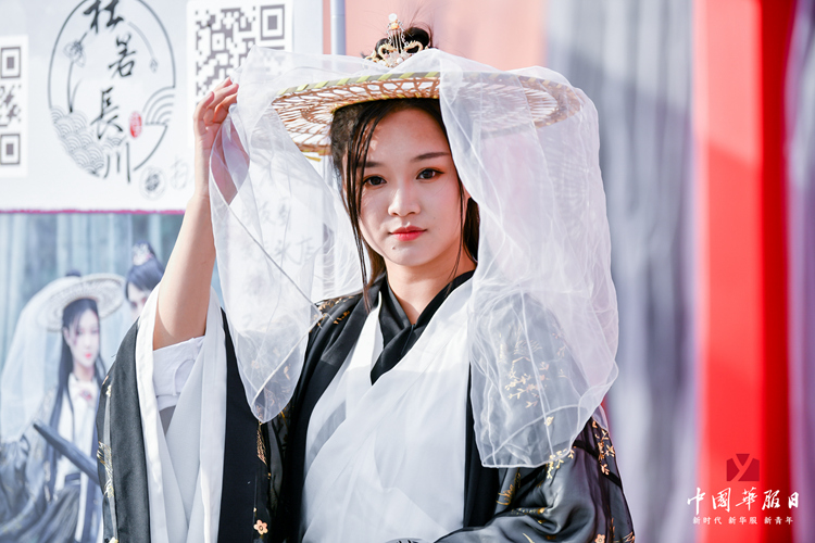 拍立享助陣華服日，畫風(fēng)太美共青團(tuán)中央也打call