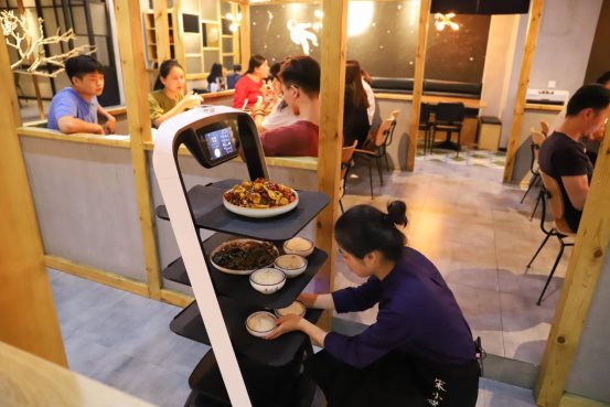 送餐機(jī)器人成餐飲市場(chǎng)剛需，普渡科技要做賦能行業(yè)的機(jī)器人大廠