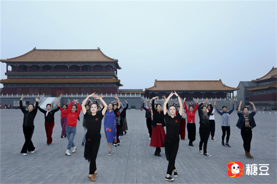 引領(lǐng)中老年美麗新風(fēng)尚 糖豆APP千人年會秀國風(fēng)