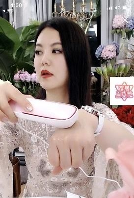 李湘種草的美容儀，GEVILAN歌嵐美容儀顏值與實(shí)力兼?zhèn)?/></p><p>聽湘姐介紹，歌嵐的紅光可以滲透真皮層修復(fù)彈性，多極射頻能穿透真皮層，紅外線有消炎的作用，比如長痘了，可以改善痘肌和淡化痘印，三效合一。在使用中必須使用配套凝膠，必須一定哦!把凝膠抹勻了之后，插電，它有五個(gè)檔位，光是紅色的。提拉面部，撫平皺紋，每個(gè)部位使用8~10分鐘，孕婦也可以使用，和美容院做的熱瑪吉是一樣功效的。</p><p>可能很多人對(duì)湘姐所說的“熱瑪吉”不了解，“熱瑪吉”是美容儀的稱呼，也就是很多女明星都在做的電波拉皮，美國FDA在1993年就批準(zhǔn)射頻用于美容治療。這是市面上最成熟醫(yī)美技術(shù)，原理卻不復(fù)雜，主要是通過加熱真皮層膠原纖維至50度以上，令它受熱收縮，激發(fā)機(jī)體生成新的膠原蛋白，從而拉緊表皮、修復(fù)彈性，對(duì)抗皺紋和肌肉下垂。</p><p align=