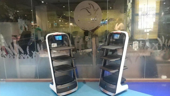 送餐機器人入駐海外日料店，科技碰撞傳統(tǒng)催生全新餐飲文化