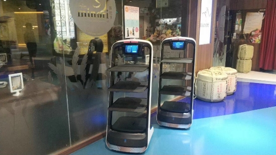 送餐機器人入駐海外日料店，科技碰撞傳統(tǒng)催生全新餐飲文化