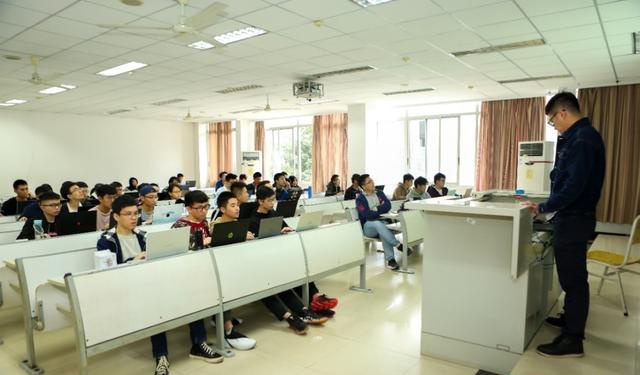華為云高校行走進重慶郵電大學(xué)，推動新工科人才協(xié)同培養(yǎng)
