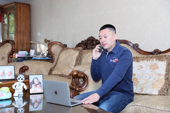 三個娃的奶爸在家玩玩手機就月入十萬？我枯了