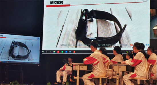 中國(guó)移動(dòng)“5G智慧課堂”在人大附中成功開課