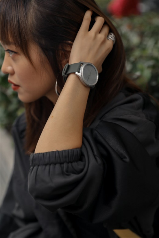 百搭時尚的GarminMove智能手表，讓你的著裝不無聊
