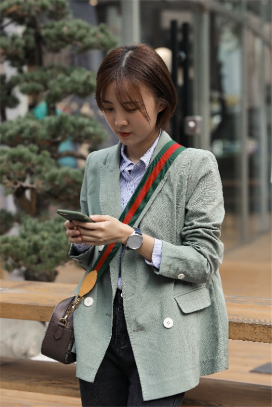 百搭時尚的GarminMove智能手表，讓你的著裝不無聊