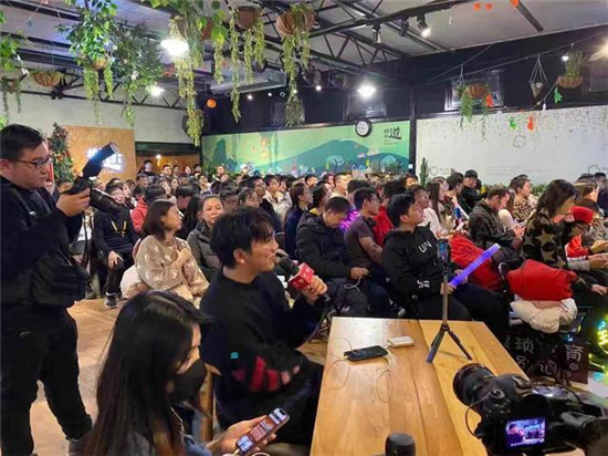 AG摘下2019秋季KPL冠軍 京東手機KPL觀賽團(tuán)見證歷史時刻