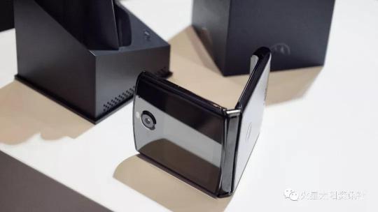 未來與經(jīng)典的碰撞，折疊屏 razr 2019 帶你回首鋒芒歲月