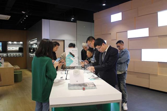 這里巴適的板，京東電器超級體驗店OPPO區(qū)備受星戰(zhàn)球迷追捧