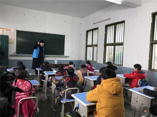 村長李銳攜手悟空讓貧困孩子走出山區(qū)，共賀澳門回歸20周年