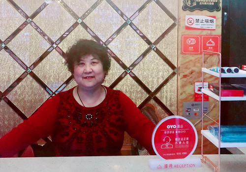 前臺大媽成OYO酒店招牌，服務(wù)熱情顧客就認(rèn)“老姐姐”