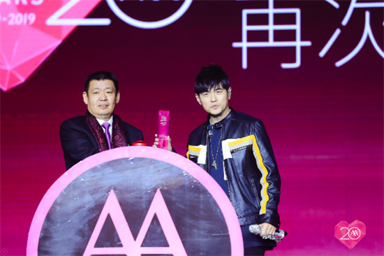 愛瑪品牌盛典燃爆了，周董獻唱，續(xù)簽第12年代言！