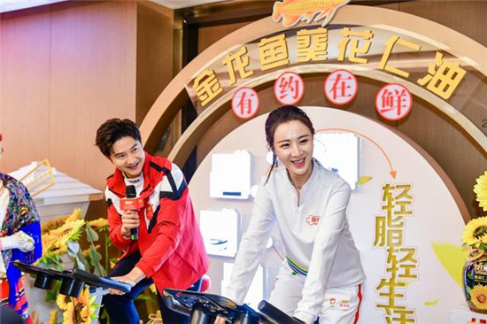 薇婭田亮首度合體，攜手金龍魚以健康點(diǎn)亮新年