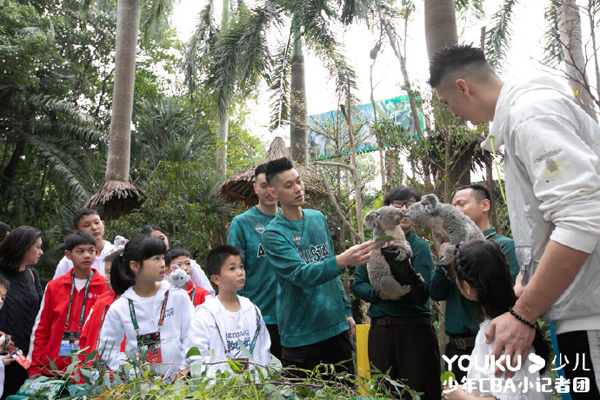 優(yōu)酷少兒小記者團驚現(xiàn)CBA全明星賽場，籃球事業(yè)從娃娃抓起