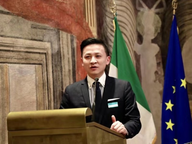 神州英才訪問意大利參議院，姜桐獲贈意大利國家隊10號球衣