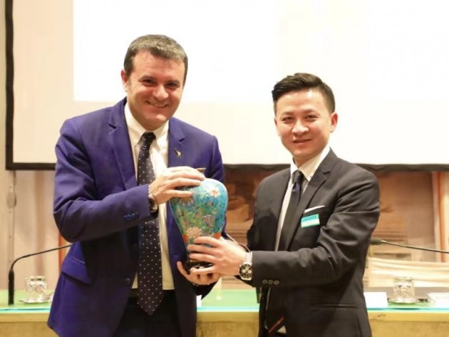 神州英才訪問意大利參議院，姜桐獲贈意大利國家隊10號球衣