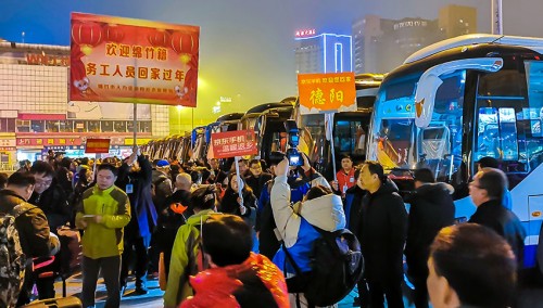 溫暖回家路，情意千里聯(lián)——京東手機(jī)接站農(nóng)民工順利返鄉(xiāng)
