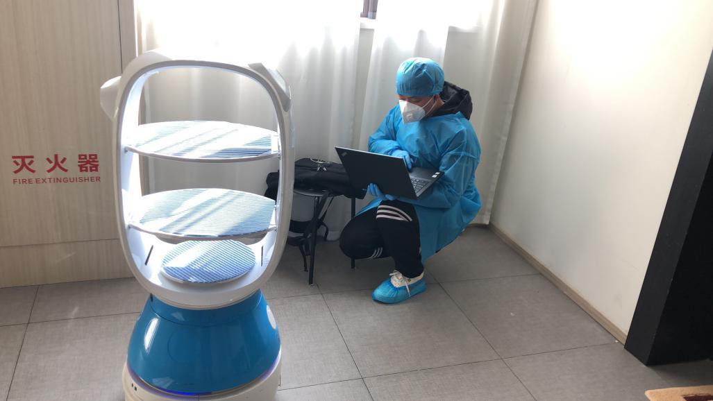 避免交叉感染！上?？萍即髮W(xué)用送餐機器人為隔離區(qū)師生送餐