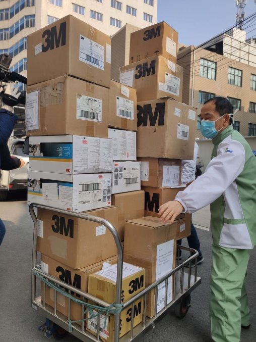 華米科技紐約時代廣場為中國加油，捐千萬醫(yī)療物資馳援疫區(qū)醫(yī)院