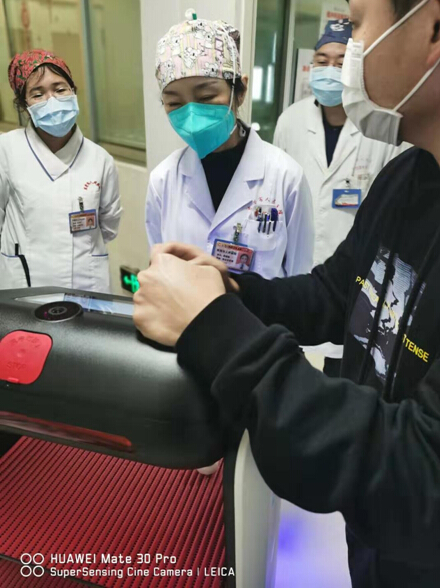 擎朗送餐機器人在東莞市人民醫(yī)院”上崗” 科技助力抗擊疫情